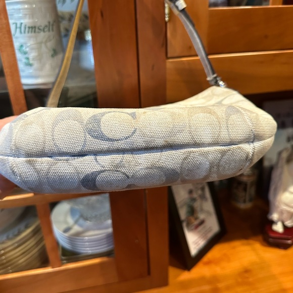 Coach signature small purse with strap. - Picture 4 of 4